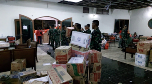Read more about the article Pusat Studi Bencana Serahkan Bantuan Awal IPB University untuk Korban Gempa Cianjur