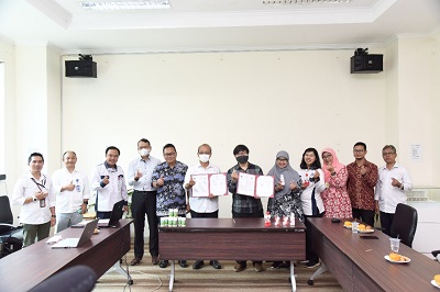 Read more about the article Tim Kedai Reka Yogurt Probiotik Rosella IPB University Jalin Kerjasama dengan CV Sari Burton